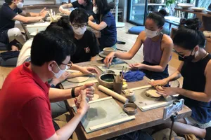 Các bạn trẻ trải nghiệm làm gốm thủ công