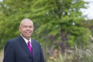 Giáo sư gốc Việt Jonathan Van-Tam (Nguyễn Văn Tâm)