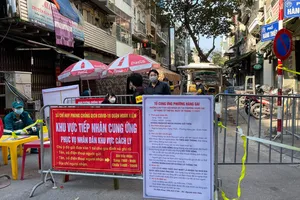 Một khu vực tại phố cổ ở Hà Nội phải phong tỏa vì có nhiều ca mắc Covid-19 trong cộng đồng.  Ảnh: VIẾT CHUNG