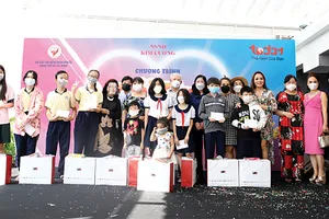 Tiến sĩ Trần Thành Long  và đại diện Tập đoàn IMC  gửi phần quà hỗ trợ cho các bé  ở khu vực quận 4, quận 6,  quận 8 và quận 12