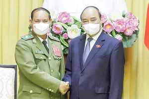 Chủ tịch nước Nguyễn Xuân Phúc  tiếp Đại tướng Vilay Lakhamphong, Bộ trưởng Bộ Công an Lào. Ảnh: TTXVN