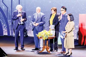 Các nhà khoa học đoạt giải thưởng chính tại VinFuture lần thứ nhất với công trình  “Vaccine mRNA Công nghệ đột phá để cứu sống con người” tại buổi giao lưu. Ảnh: VIẾT CHUNG