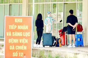 Khám sàng lọc F0 là người nhập cảnh để tìm biến thể Omicron tại Bệnh viện dã chiến số 12. Ảnh: HOÀNG HÙNG