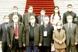 Chủ tịch nước Nguyễn Xuân Phúc và các nhà khoa học, chuyên gia thuộc  Hội Khoa học  Kinh tế Việt Nam  sau buổi làm việc  tại Phủ Chủ tịch ngày 22-2. Ảnh: TTXVN