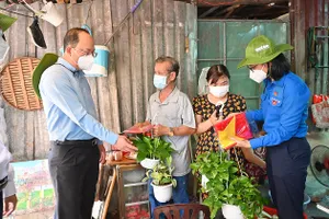 Các bạn đoàn viên, thanh niên tặng cờ Tổ quốc, cây xanh  đến người dân 