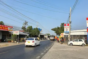 Đồng hồ điện được đưa về trụ điện, nhưng người dân  không được biết mức sử dụng hàng tháng