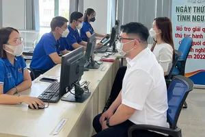 Đoàn viên, thanh niên Cục Thuế TPHCM hướng dẫn thủ tục  hành chính cho người dân và doanh nghiệp