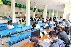 Người dân đi làm thủ tục tại quận Bình Tân