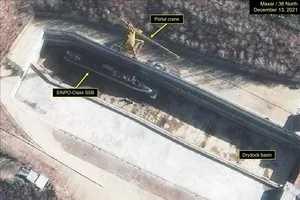 Trong ảnh (tư liệu): Hình ảnh chụp từ vệ tinh tàu ngầm tên lửa đạn đạo lớp GORAE tại Nhà máy đóng tàu Nam Sinpo của Triều Tiên ngày 13-12-2021. Nguồn: TTXVN 