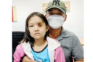 Cần tiền làm mắt giả cho con