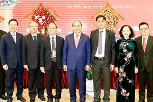 Chủ tịch nước Nguyễn Xuân Phúc với các đồng chí lãnh đạo,  nguyên lãnh đạo Đảng và Nhà nước tham dự lễ kỷ niệm 15 năm  Ngày thành lập Đảng bộ Khối các cơ quan Trung ương. Ảnh: TTXVN