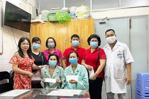 Bà Phạm Thị Hương (thứ hai từ phải sang) và nhóm thiện nguyện trao toa thuốc  đến các bệnh nhân khó khăn tại Bệnh viện Ung bướu TPHCM