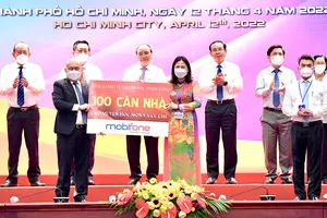 Doanh nghiệp đóng góp cho địa phương tại hội nghị xúc tiến đầu tư  vào huyện Hóc Môn, Củ Chi ngày 12-4-2022.  Ảnh: VIỆT DŨNG