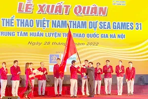 Phó Thủ tướng Thường trực Phạm Bình Minh trao lá quốc kỳ  cho Trưởng đoàn Thể thao Việt Nam Trần Đức Phấn. Ảnh: MINH CHIẾN
