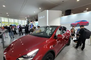 Xe điện Tesla của Mỹ trưng bày tại Triển lãm xe điện quốc tế thường niên  ở Jeju, Hàn Quốc