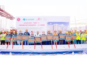 Hòa Bình vui mừng cất nóc dự án Lotte Mall Hà Nội - Tháp SR và chào đón 1,7 triệu giờ an toàn
