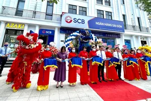 Các Đại biểu cắt băng khai trương Trụ sở mới SCB Hùng Vương