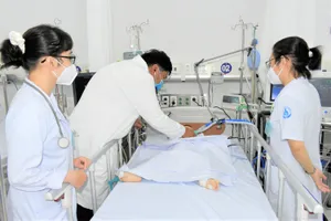 Bác sĩ Đinh Tấn Phương, Khoa Cấp cứu Bệnh viện Nhi đồng 1, TPHCM  thăm khám cho bệnh nhi trưa 10-6
