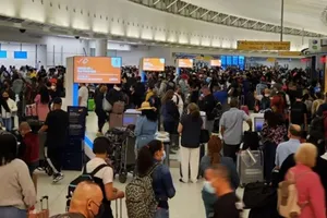 Hành khách lại tấp nập tại sân bay quốc tế  John F. Kennedy, bang New York, Mỹ