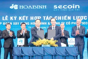 Ông Lê Viết Hải - Chủ tịch Tập đoàn Xây dựng Hòa Bình (trái) và ông Đinh Hồng Kỳ -  Chủ tịch HĐQT Công ty Secoin tại buổi Lễ Ký kết