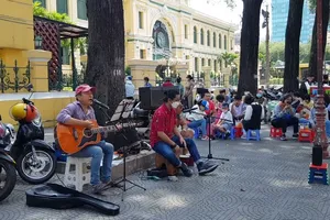 Ban nhạc hè phố ở khu vực Đường sách TPHCM  và Bưu điện Thành phố (quận 1, TPHCM)