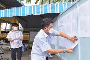 Niêm yết danh sách thí sinh tại điểm thi  Trường THCS Hồng Bàng, quận 5, TPHCM. Ảnh: CAO THĂNG