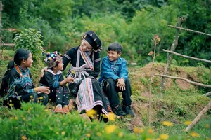 Ca sĩ Sèn Hoàng Mỹ Lam giới thiệu quê hương vùng cao  trong MV Tây Bắc thả chiều vào tranh