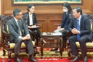 Chủ tịch UBND TPHCM Phan Văn Mãi tiếp ông Denny Abdi