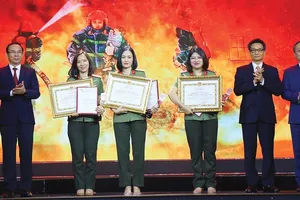 Bí thư Thành ủy TPHCM Nguyễn Văn Nên, Phó Thủ tướng Chính phủ Vũ Đức Đam và Tổng Giám đốc  Đài Tiếng nói Việt Nam Đỗ Tiến Sỹ trao giải đặc biệt cho các tác giả tác phẩm Giữa lằn ranh sinh tử.  Ảnh: DŨNG PHƯƠNG