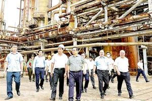 Thủ tướng  Phạm Minh Chính kiểm tra  hoạt động  của Nhà máy  đạm Hà Bắc. Ảnh:  VIẾT CHUNG