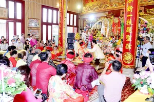 Thực hành nghi lễ hầu đồng tại Đền thờ Đức Thánh Mẫu Phủ Dầy  phối thờ Hai Bà Trưng (quận Bình Thạnh) vào sáng 15-8