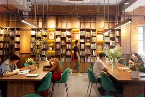 Bạn trẻ chuẩn bị tâm thế thoải mái trước khi tìm thấy sự hòa hợp ở môi trường làm việc tập thể. Ảnh:  NAM THI HOUSE