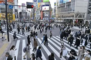 Người dân đeo khẩu trang phòng dịch COVID-19 tại Tokyo, Nhật Bản, ngày 28-8-2022. Ảnh: Kyodo/TTXVN