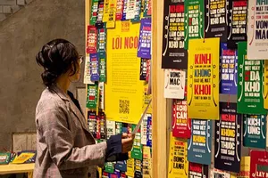 Bạn trẻ tham quan triển lãm  “Y liệu  hộ thân”