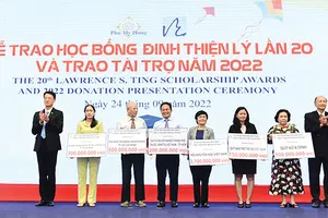 Công ty Phú Mỹ Hưng, Quỹ Đinh Thiện Lý trao học bổng  và tài trợ cho các em HS-SV