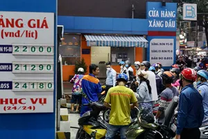 Người dân vẫn chen chúc chờ đổ xăng tại cửa hàng xăng dầu góc đường Võ Thị Sáu - Phạm Ngọc Thạch (TPHCM)  sau khi liên bộ Tài chính - Công thương  điều chỉnh giá xăng dầu chiều 11-10. Ảnh: HOÀNG HÙNG