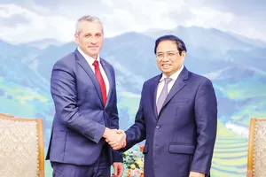 Thủ tướng Phạm Minh Chính tiếp ngài Uladzimir Baravikou,  Đại sứ Đặc mệnh toàn quyền nước Cộng hòa Belarus tại Việt Nam. Ảnh: ĐOÀN BẮC