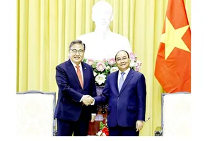 Chủ tịch nước Nguyễn Xuân Phúc  tiếp Bộ trưởng Bộ Ngoại giao Hàn Quốc Park Jin