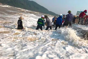 Gia cố kè biển Cẩm Nhượng (huyện Cẩm Xuyên, tỉnh Hà Tĩnh)  bị sạt lở chiều 18-10. Ảnh: DƯƠNG QUANG