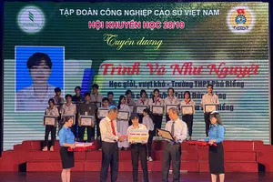 Tuyên dương học sinh, sinh viên vượt khó, học giỏi