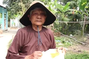 Trao tiền giúp cụ bà bệnh tật nhặt phế liệu mưu sinh
