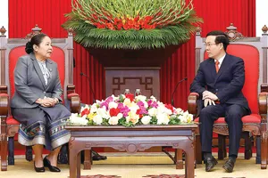 Đồng chí Võ Văn Thưởng tiếp đồng chí Sisay Leudetmounsone.  Ảnh: TTXVN