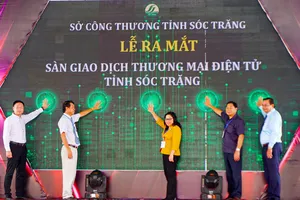 Lãnh đạo  tỉnh Sóc Trăng thực hiện nghi thức ra mắt Sàn giao dịch thương mại điện tử tỉnh