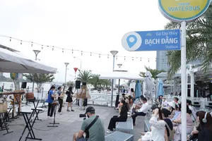 Khu vực nhà ga bến tàu thủy  Bạch Đằng thu hút nhiều bạn trẻ  vì không gian thoải mái, chương trình âm nhạc cộng đồng không thu phí