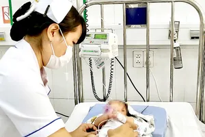 Bác sĩ Bệnh viện Nhi đồng 2 (TPHCM) thăm khám  cho bệnh nhi bị viêm hô hấp