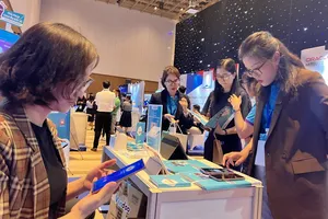 Tìm hiểu các ứng dụng chuyển đổi số tại Ngày hội Khởi nghiệp đổi mới sáng tạo 2022 ở TPHCM.  Ảnh: T. BA