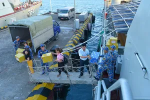 Cán bộ chiến sĩ vận chuyển quà tặng dành cho quân - dân các đảo vùng biển Tây Nam 