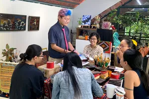 Họa sĩ Phạm Khắc Thắng (đứng) trao đổi cùng học viên tại Dragon Sigma 