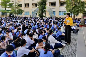 Giao lưu giữa nhà văn Phương Huyền và học sinh