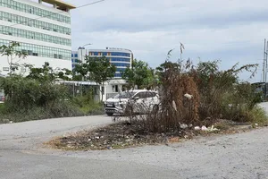 Mô đất xẻ đôi đường Võ Trần Chí đoạn bị hư hỏng khiến xe cấp cứu gặp khó khi chở bệnh nhân vào bệnh viện